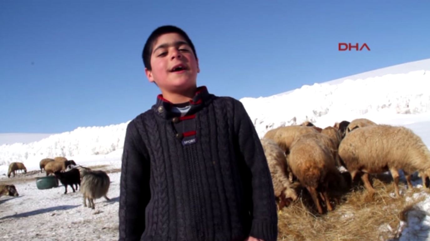 Zarokekî biçûk ê Kurd stranan dibêje